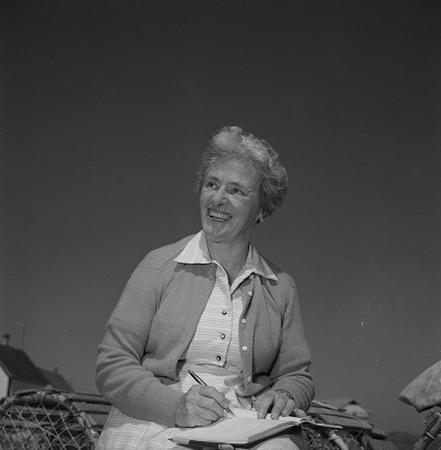 Photograph taken in Nova Scotia. NFB Photo Story: Song Chaser, Helen Creighton. © Bibliothèque et Archives Canada | Library and Archives Canada /Fonds de l'Office national du film | National Film Board fonds /e011177105