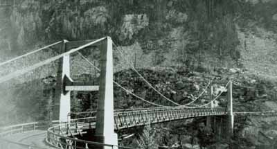 Vue d'ensemble du pont suspendu doukhobor, 1994. (© Agence Parcs Canada/Parks Canada Agency,  1994.)