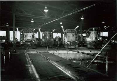 Photo of turntable and diesel locomotives inside Algoma Central Engine House, 1991. © Agence Parcs Canada/ Parks Canada Agency, Smyth, 1991.