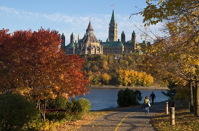 Parliament Hill seen from the Quebec side of the Ottawa River. © Parks Canada | Parcs Canada