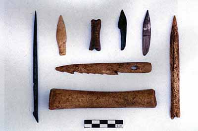 Detail view of tools made of bone from the Droulers-Tsiionhiakwata site, 2006. © Parks Canada Agency / Agence Parcs Canada, Michel Gagné, 2006.