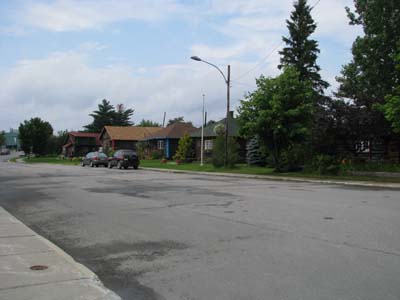 View of a section of Perreault Street showing the alignment of houses. © Agence Parcs Canada \ Parks Canada Agency, C. Cournoyer, 2009.