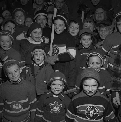 Jeunes garçons portant différents chandails de la LNH © Bibliothèque et Archives Canada | Library and Archives Canada / Fonds de l'office national du film | National Film Board fonds/e011176175