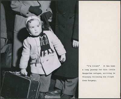 Enfant transportant une valise après son arrivée à Winnipeg à titre de réfugié de la Hongrie. © Canada. Dept. on Manpower and Immigration | Dept. de la Main-d'oeuvre et de l'Immigration / Library and Archives Canada | Bibliothèque et Archives Canada
