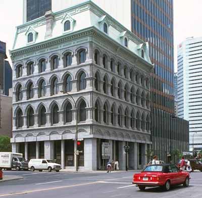 General view of the Wilson Chambers building, showing the receding slope of its mansard roof. © Parks Canada Agency / Agence Parcs Canada.
