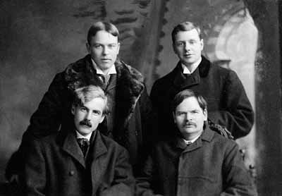 [Front, L-R]: Norman Duncan, Wilfred Campbell. [Rear, L-R]: W.L. Mackenzie King, Henry A. Burbidge (© Library and Archives Canada | Bibliothèque et Archives Canada / C-002858)