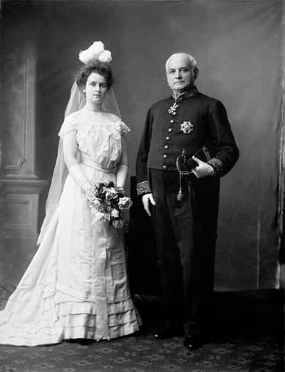 Hon. Sir John and Miss M. Carling. © Topley Studio / Library and Archives Canada | Bibliothèque et Archives Canada / PA-027956