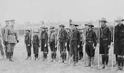 Brigadier-General E.A. Cruikshank reviewing a group of cadets, possibly Boy Scouts © Library and Archives Canada | Bibliothèque et Archives Canada / PA-147490