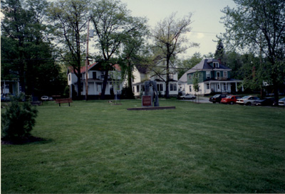 View of the HSMBC plaque on a pedestal in Rodolphe-Vallée Park © Parks Canada / Parcs Canada