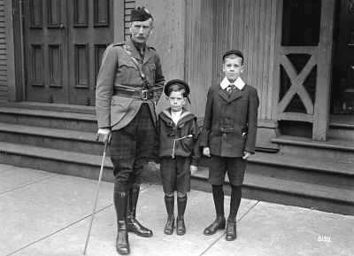 CVA 99-579 - "Ralph Connor" [pseudonym for Rev. Charles William Gordon, Canadian clergyman and novelist] and nephew[s?] (© Stuart Thomson / City of Vancouver Archives | Archives de la ville de Vancouver / CVA 99-579)
