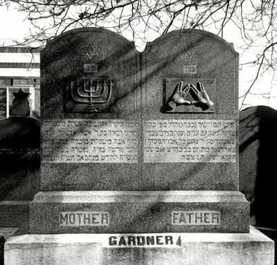 Vue d' une pierre tombale au cimetière Beth Israël, montrant les symboles judaïques, 1991. © Agence Parcs Canada / Parks Canada Agency, 1991.