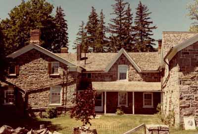 View of the main entrance to Thistle Ha' Farm, showing the house with the central entry door with side lights and transom, 1991. © Parcs Canada | Parks Canada