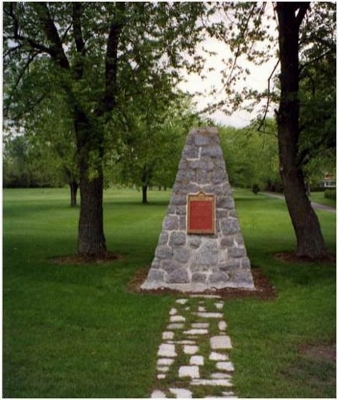 Photo de l'emlacement de plaque et du cairn commémorant le site de la bataille du 6 september 1775. © Parks Canada | Parcs Canada