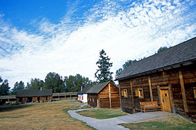 General view of the Fort Langley National Historic Site of Canada showing the footprints as well as remnants and reconstructed profiles of buildings and structures inside the palisades of the fort, 2005. © Parks Canada Agency / Agence Parcs Canada, J. Gordon, 2005.