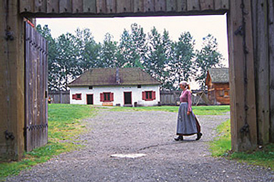 General view of the main entrance to Fort Langley National Historic Site of Canada showing the wholeness and coherence of the cultural landscape of the fort, 2004. © Parks Canada Agency / Agence Parcs Canada, J. Gordon, 2004.