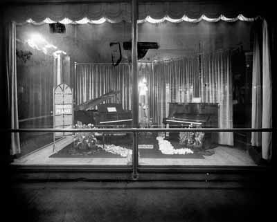 Display window containing Heintzman pianos. Montreal ca. 1920s © Photographer unknown | Photographe inconnu / Library and Archives Canada | Bibliothèque et Archives Canada