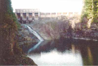 View of the blind slough dam at Stave Falls Hydro-Electric Installation, 2002. © Agence Parcs Canada / Parks Canada Agency, 2002.