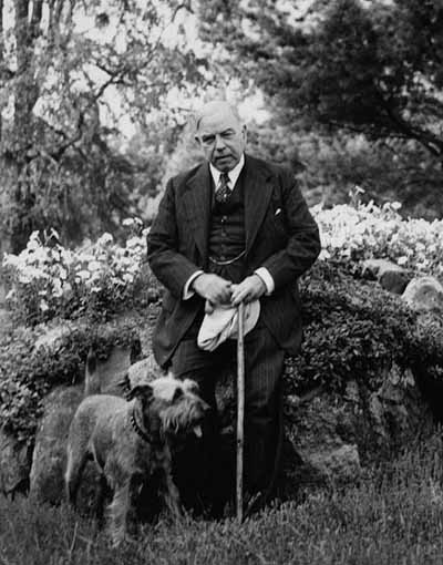 Rt. Hon. William Lyon Mackenzie King and his dog "Pat". © Library and Archives Canada | Bibliothèque et Archives Canada / C-024304
