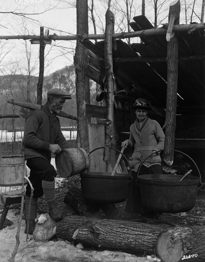 Maple sugar bush - boiling maple sap Saint-Hilaire, Québec 1926 © Canadian National Railways | Chemins de fer nationaux du Canada / Library and Archives Canada | Bibliothèque et Archives Canada / PA