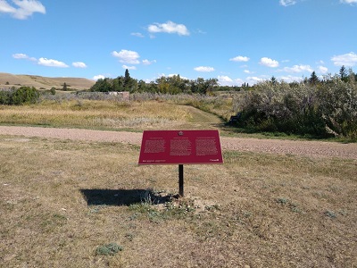 Trilingual plaque in place (© Parks Canada | Parcs Canada)