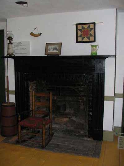 General view of the original fireplace on the first floor of Griffin House, 2006. © Agence Parcs Canada / Parks Canada Agency, M. D'Abramo, 2006.