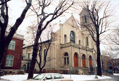 Corner view of the Church of Saint-Léon-de-Westmount, showing the main entrance, 1996. (© Parks Canada Agency / Agence Parcs Canada, Rhona Goodspeed, 1996)