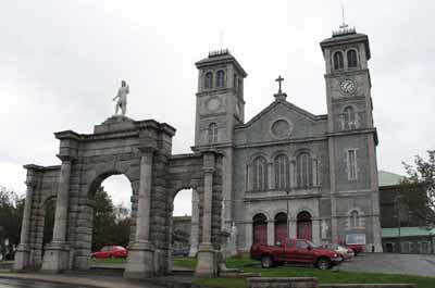 General view of the Basilica of St. John the Baptist and the Triumphal Arch, 2006. © Parks Canada Agency / Agence Parcs Canada, R. Goodspeed, 2006.