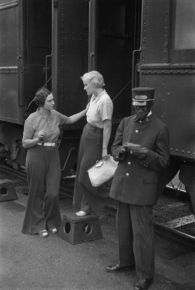 C.P.R. (Canadian Pacific Railway) - About 10 minutes, a short stop of the intercontinental train, when the black porter shouts "Up" one has to remount the train © Felix H. Man / Library and Archives Canada | Bibliothèque et Archives Canada / PA-145950