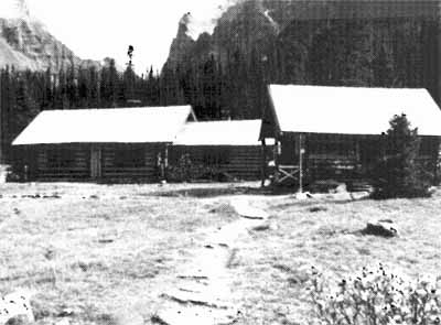 General view of the Elizabeth Parker Hut (left) and Wiwaxy Lodge (right) showing the rustic appearance and natural building materials of the Lodge that are compatible with the adjacent Elizabeth Parker Hut, 1987. © Public Works Canada / Ministère des Travaux publics, A. Powter, 1987