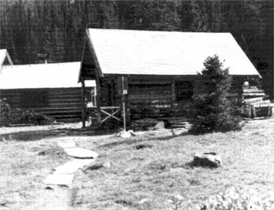 General view of the Elizabeth Parker Hut (left) and Wiwaxy Lodge (right)showing the simple massing of the rectangular building and pitched roof with a generous overhang, 1987. © Public Works Canada / Ministère des Travaux publics, A. Powter, 1987