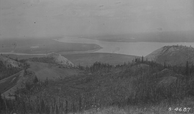 Mackenzie River and entrance of Great Bear River from Great Bear Rock near Fort Norman, N.W.T © Canada. Dept. of Mines and Technical Surveys  | ministère des Mines et des Relevés Techniques / Library and Archives Canada | Bibliothèque et Archives Canada / PA-018884