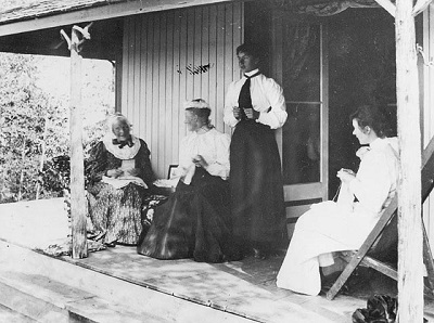 Mrs. Catherine Parr Traill, her daughter, Miss Traill and 2 graddaughters on the verandah of her summer cottage on Minne wa-wa, Stony Lake, this photo was taken a few days before her death. © Library and Archives Canada | Bibliothèque et Archives Canada /C-067350