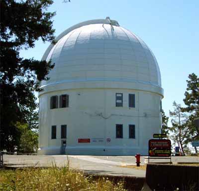 General view of Dominion Astrophysical Observatory National Historic Site of Canada showing its simple cylindrical massing topped by a domed roof, 2008. © Parks Canada Agency/Agence Parcs Canada, Andrew Waldron, 2008