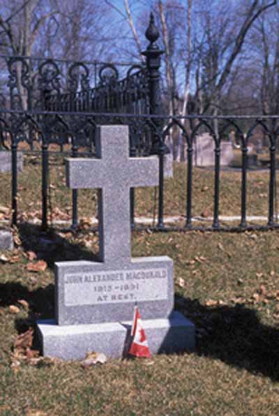 Vue générale de lieu de sépulture de sir John A. Macdonald, 1995. © Parks Canada/Parcs Canada, 1995.