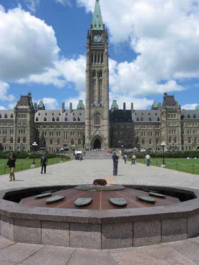 General view of the Centennial Flame, in front of Centre Block, 2010. © Parks Canada Agency / Agence Parcs Canada, Catherine Beaulieu, 2010.
