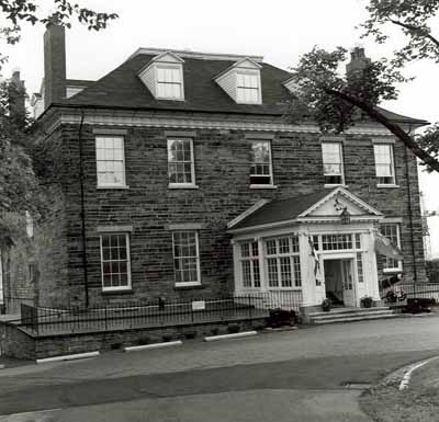 Main façade of the Admiralty House,a Classified Federal Heritage Building. (© Canadian Armed Forces | Forces armées canadiennes , CFB / BFC Halifax, 1983.)
