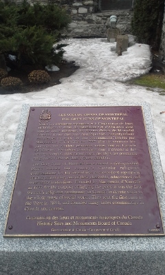 La plaque de Commission des lieux et monuments historiques du Canada soulignant l'importance des Sœurs grises de Montréal, 2017. © Parks Canada Agency \ Agence Parcs Canada, S. Desjardins, 2017.