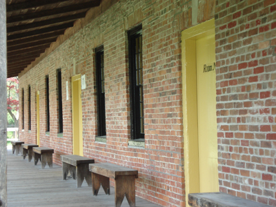General view of barracks at Fort Malden NHSC showing the main facade. © Parks Canada Agency / Agence Parcs Canada.