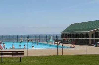 View of the Saltwater Pool and Bathhouse, showing its unobstructed view of the Bay of Fundy. © Parks Canada Agency / Agence Parcs Canada.