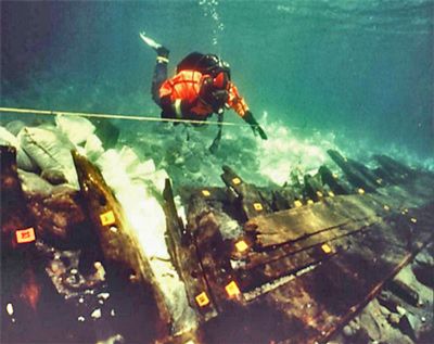 Vue sous-marine de l'épave du Navire Elizabeth and Mary, 1997. (© Parks Canada Agency / Agence Parcs Canada, M.-A. Bernier, 1997)