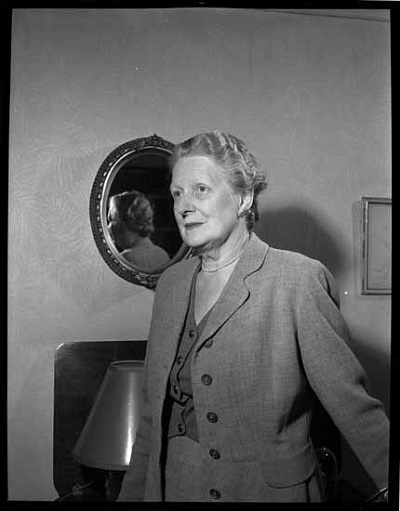 Portrait, Ethel Wilson, author © Photography by Jones, Art | Photo de Jones, Art / Vancouver Public Library, Acc. no. 82153A