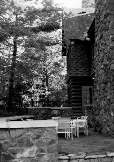 Vue de la terrace de la maison O'Brien, qui montre l’emploi de la pierre d’origine locale et de divers autres matériaux de construction, 1984. © Parks Canada Agency / Agence Parcs Canada, 1984.