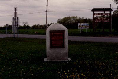 Photo showing location of plaque on boulder © Parks Canada Agency / Agence Parcs Canada, 1989