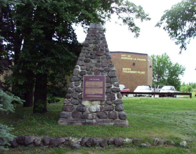 Vue générale du cairn de pierre installé par la Commission des lieux et monuments historiques du Canada, 2008. (© Parks Canada Agency / Agence Parcs Canada, Blair Philpott, 2008.)