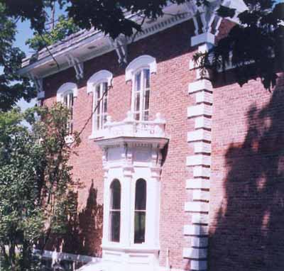 Vue de la façade latérale de la Maison Wilfrid Laurier, 1999. © Agence Parcs Canada / Parks Canada Agency, N. Clerk, 1999.
