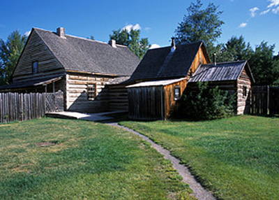 General view of Fort St. James showing the Officer’s Dwelling, 2003. © Parks Canada Agency / Agence Parcs Canada, D. Houston, 2003.