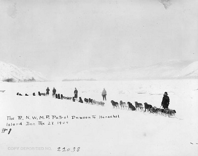 Royal Northwest Mounted Police patrol, Dawson to Herschel Island, 27 December 1909. © Library and Archives Canada | Bibliothèque et Archives Canada / PA-029622