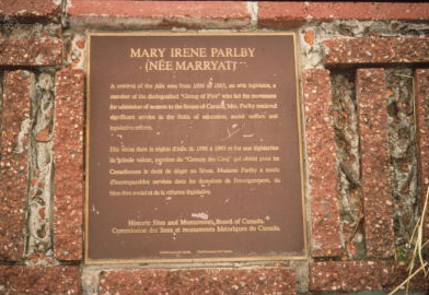 View in detail of the HSMBC plaque in Alix, AB © Parks Canada / Parcs Canada, 1990