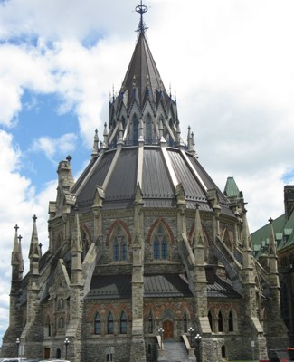 Exterior view of the Parliament Library showing its High Victorian Gothic Revival style, including its circular plan, chapter house-inspired design, 2010. © Parks Canada / Parcs Canada, Catherine Beaulieu 2010.