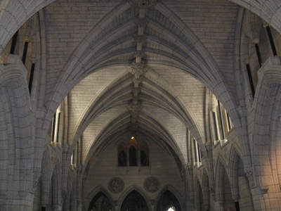 Vue de l'intérieur de l'Édifice du Centre qui montre des voûtes nervurées en éventail et des motifs néogothiques, 2010. © Parks Canada / Parcs Canada, Catherine Beaulieu 2010.